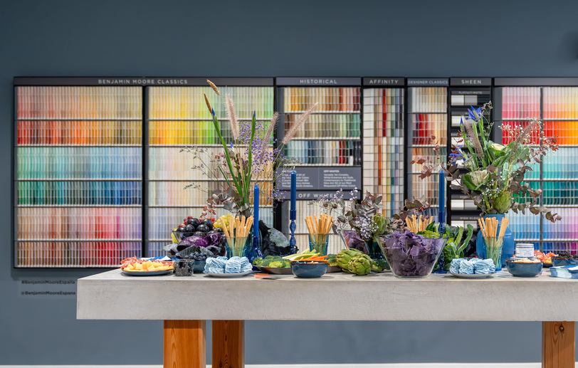 Benjamin Moore revela el Blue Nova 825 como su Color del Año 2024