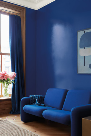 Sala de estar pintada en Starry Night Blue con detalles monocromáticos y molduras pintadas en White