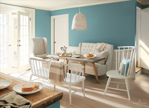 Un comedor bien iluminado con paredes pintadas en Aegean Teal 2136-40.
