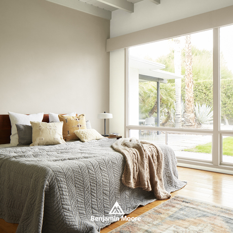 Habitación luminosa con ventana grande, cama y pared decorativa en color gris Stone Hearth CC-490