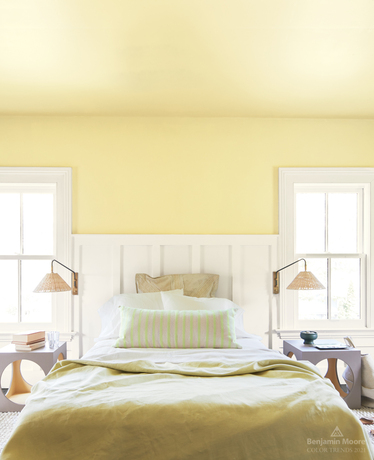Un dormitorio en Beacon Hill Damask HC-2 con molduras y revestimientos pintados en Atrium White OC-1