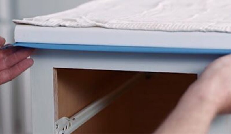 Cómo preparar gabinetes de cocina para pintar