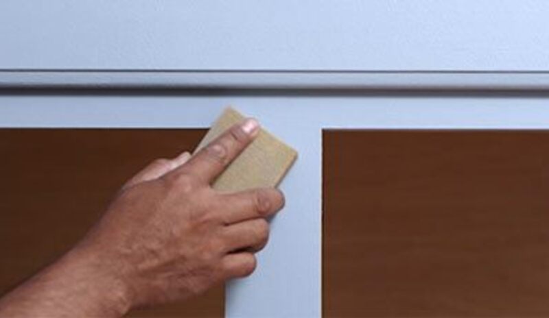 Cómo lijar gabinetes de cocina entre capas
