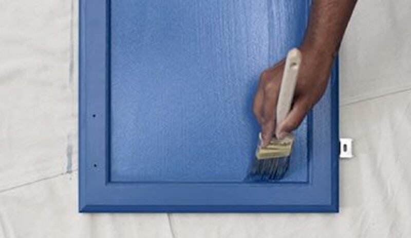 Cómo terminar de pintar gabinetes de cocina