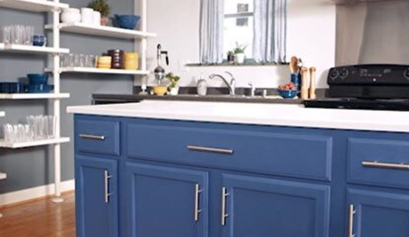 Esquema de color de cocina azul fresco con gabinetes de cocina azules.