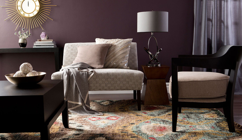 Una sala de estar con una pared decorativa de color violeta oscuro Chambourd AF-645