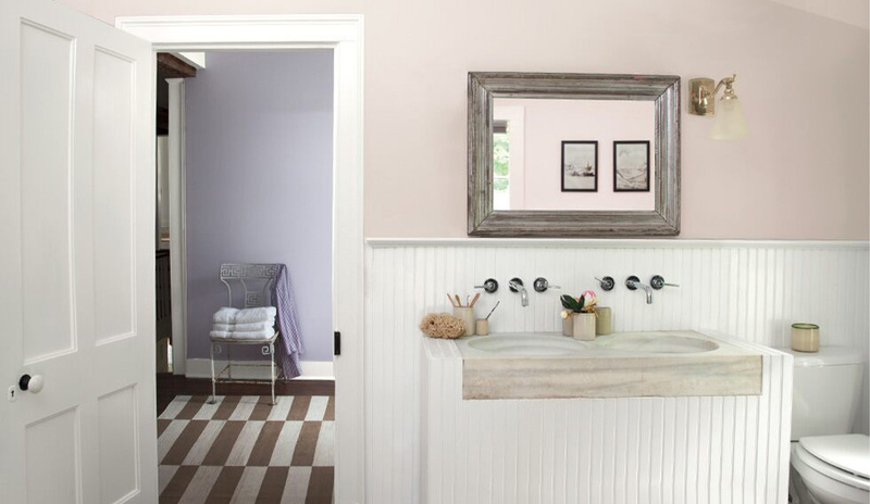 Un baño con paredes color topo teñidas con un tono violeta claro Antique Pearl 2113-70