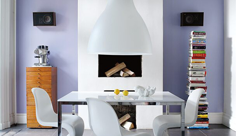 Un comedor moderno con una pared pintada en Enchanted y una chimenea blanca pintada en Ice Mist