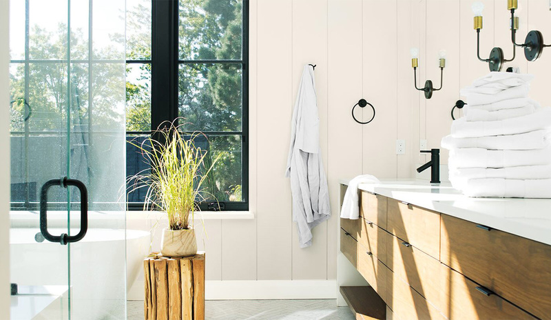 Baño mate pintado Seapearl, tocador de madera, gran ventanas con molduras pintadas de negro