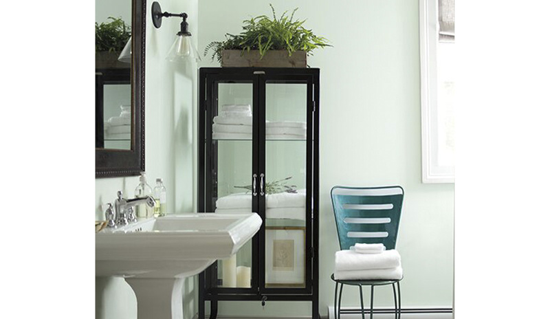 Un baño de luz refrescante Italian Ice Green 2035-70  con vitrina de boticario de vidrio