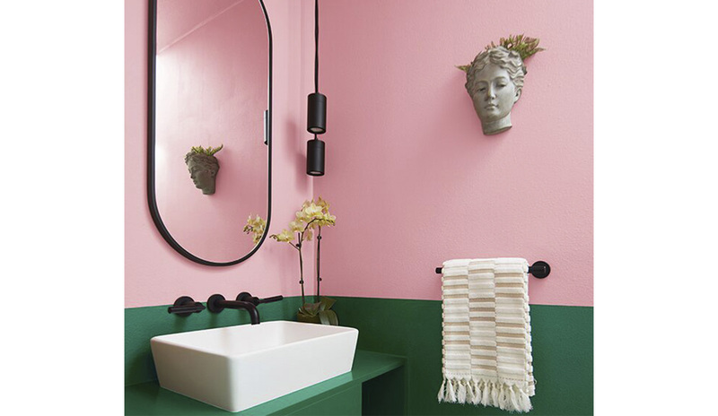 Tocador de pared dividida con Pink Punch en la parte superior y Rainforest Foliage en el gabinete