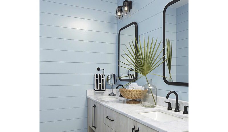 Un baño con paredes traslapadas pintadas en color Mineral Springs CC-848