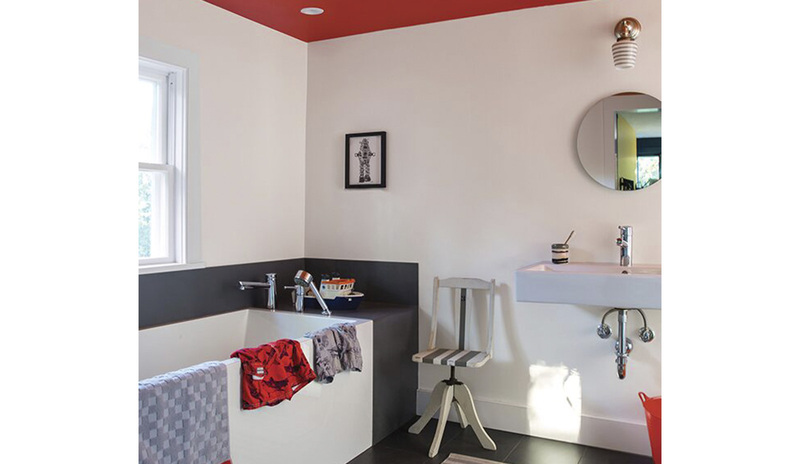 Baño pintado en Stoneware CSP-245 y techo decorativo pintado en Tomate Tango CSP-1145