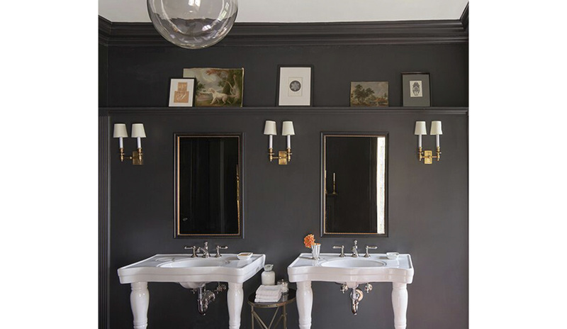 Un baño elegante con color Iron Mountain 2134-30 en ambas paredes y techo blanco.